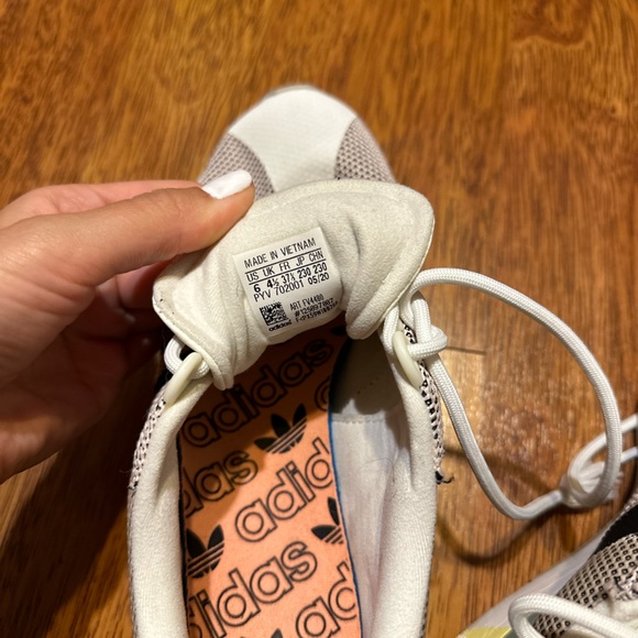 Adidas sports sneakers. - Picture 5 of 8